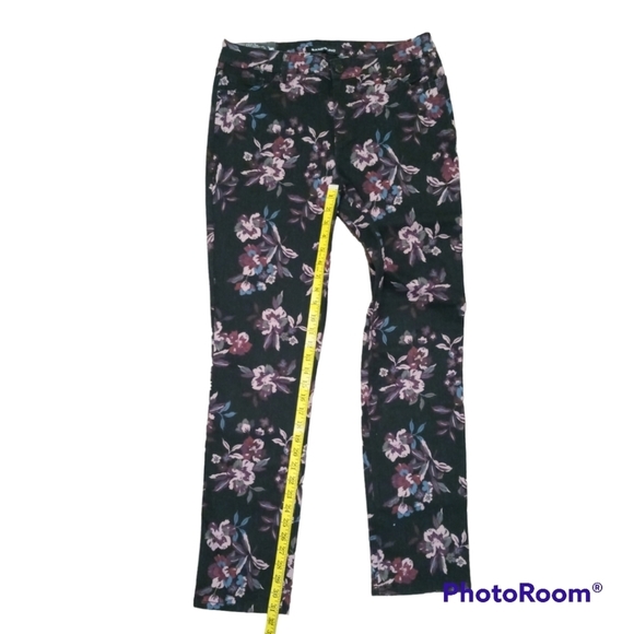 Bandolino Amy Black Floral Print Modern Straight Leg Stretch Jeans. Size 8 - Picture 7 of 15